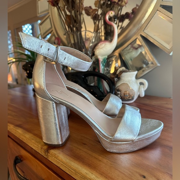 Naturalizer BRIAR size 8.5 wide silver platform cushioned - Picture 8 of 8